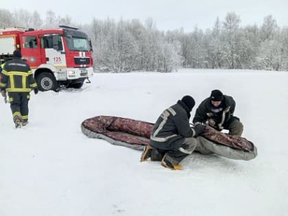 Рыбака с Холмовского доставили к медикам на надувной лодке