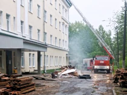 Пожар во время ремонта: в Архангельске отстояли от огня здание больницы
