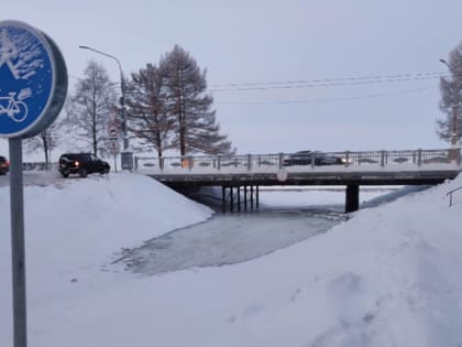 Под мостом — большая лужа: когда устранят аварию на сетях в районе набережной Архангельска
