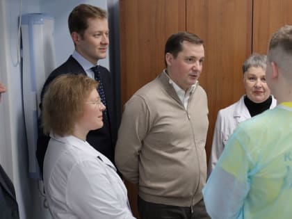 Александр Цыбульский посетил площадку чемпионата «Профессионалы» в Архангельском медицинском колледже