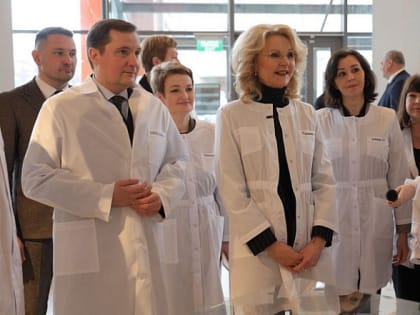 Татьяна Голикова и Александр Цыбульский посетили новый корпус детской больницы в Архангельске