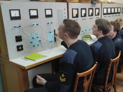 Курсанты — судоводители закрепляют на практике знания в области электроники и электротехники