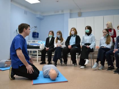 Школьники Архангельска ближе знакомятся с медицинскими профессиями