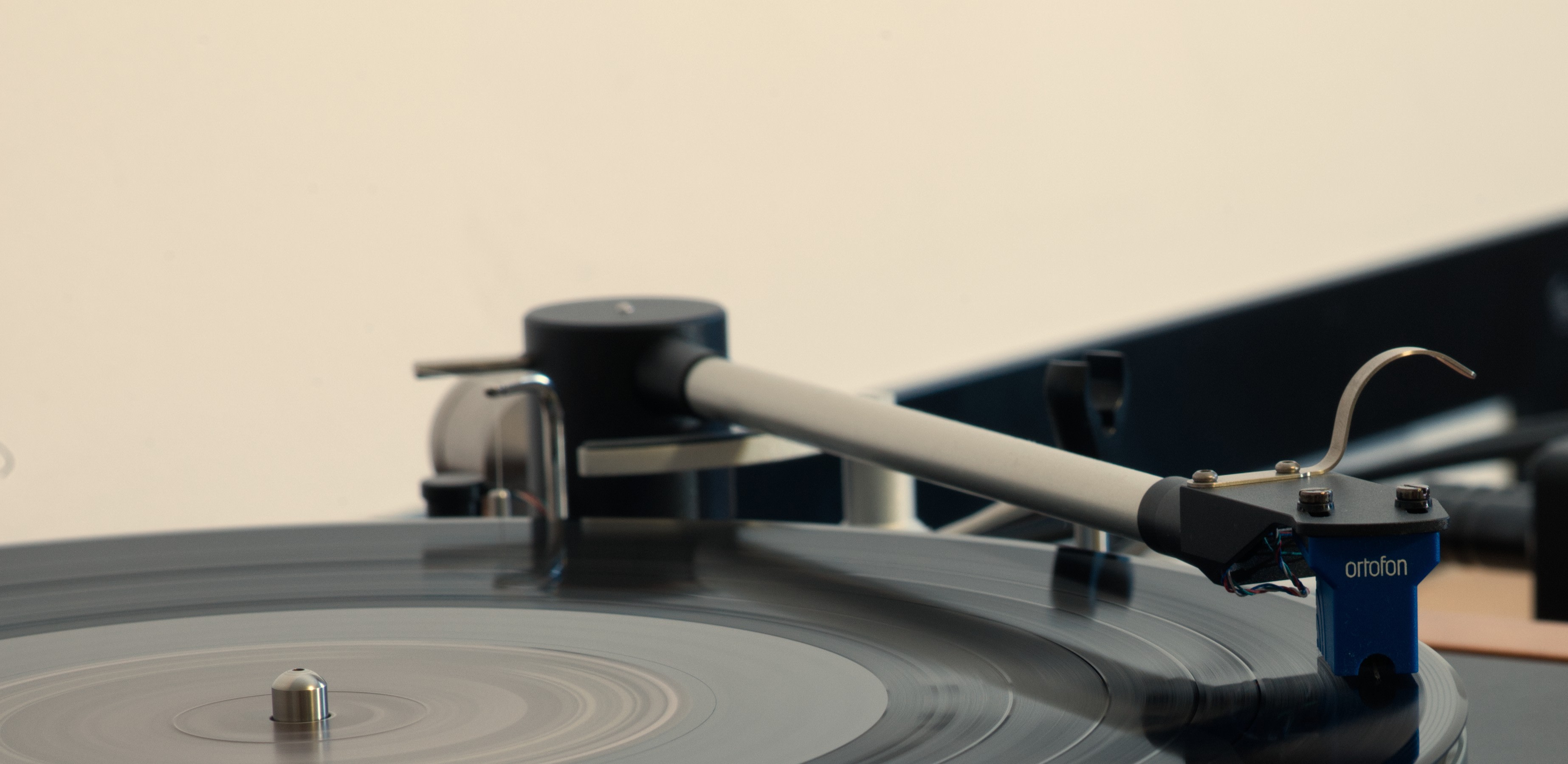 The Clear Wave unipivot tonearm, handmade in Britain