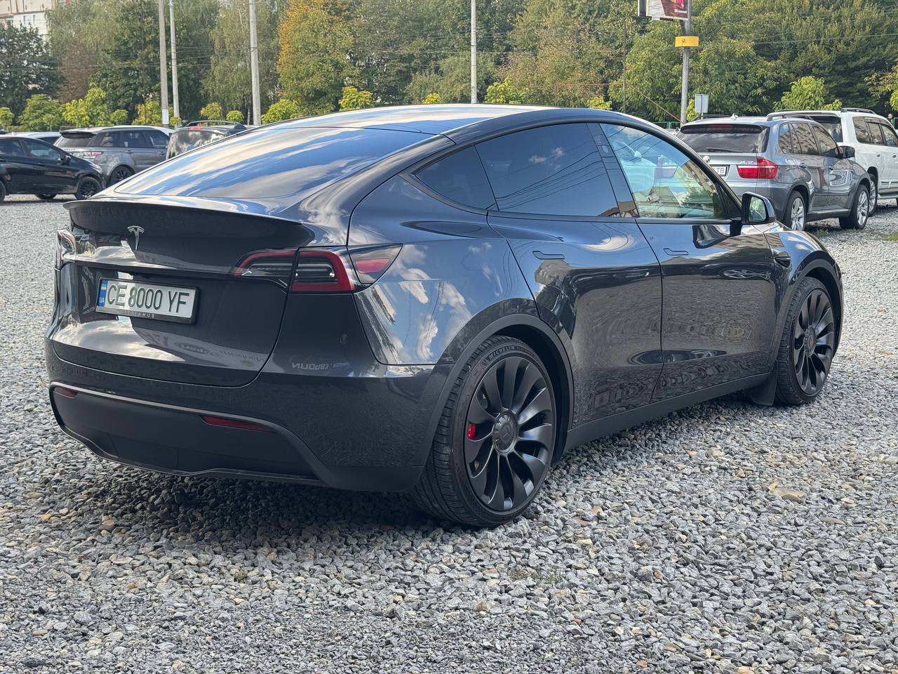Tesla Model Y 4
