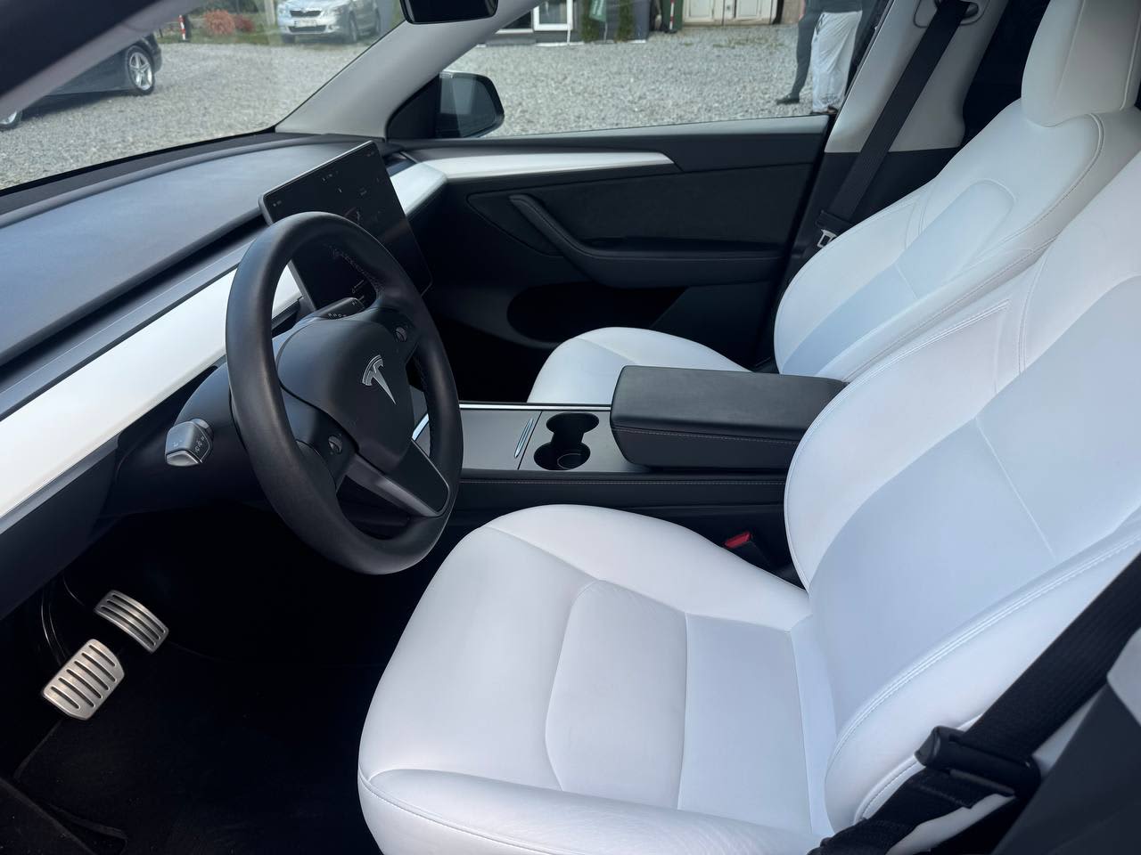 Tesla Model Y 8