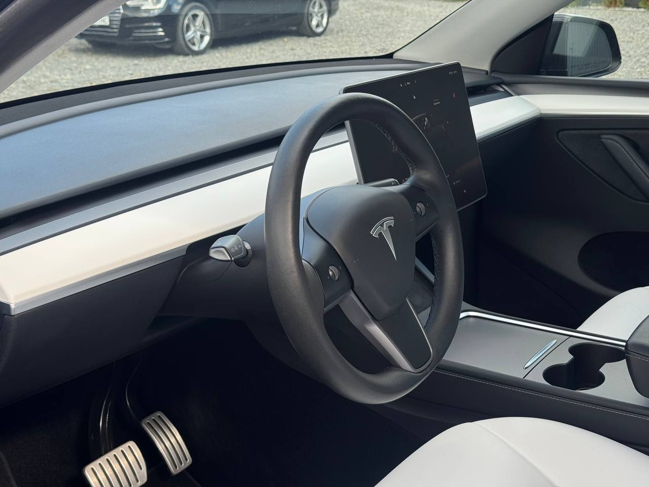 Tesla Model Y 9