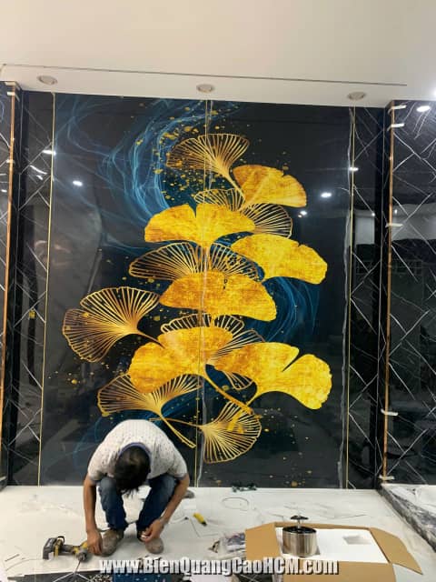 ốp tường pvc vân đá kết hợp đèn trần thạch cao