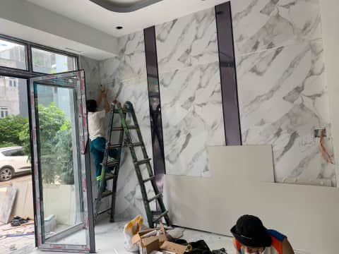 ốp tường pvc nano màu đen ánh kim kết hợp nẹp vàng cao cấp HCM