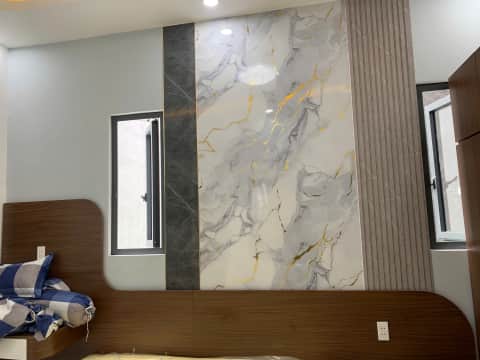 ốp tường pvc vân đá ánh vàng kết hợp lam sóng Bình Dương