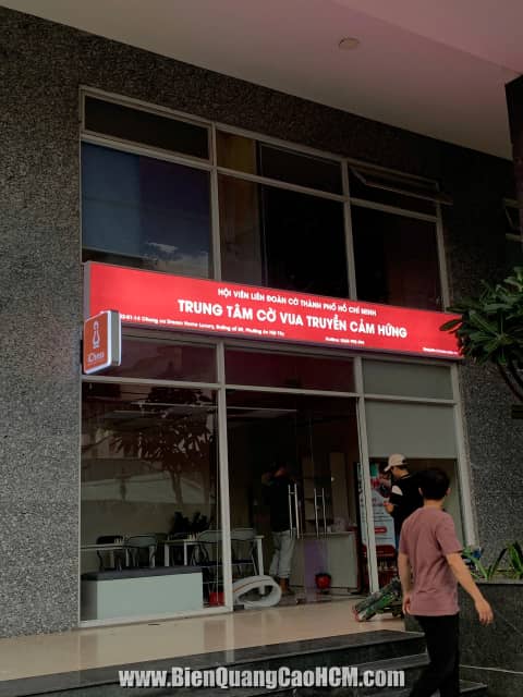 bảng hiệu trung tâm cờ vua truyền cảm hứng Sài Gòn