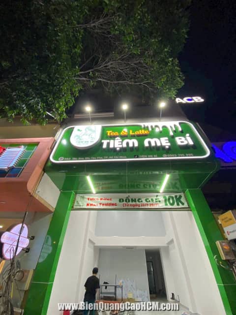 bảng hiệu trà sữa nổi bật ban đêm hcm