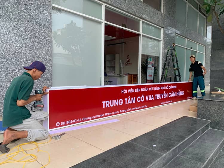 thi công bảng hiệu hộp đèn trung tâm dạy cờ vua đẹp hcm