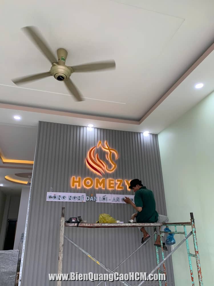 Đang thi công lắp bảng hiệu chũ nỗi alu văn phòng tại HCM