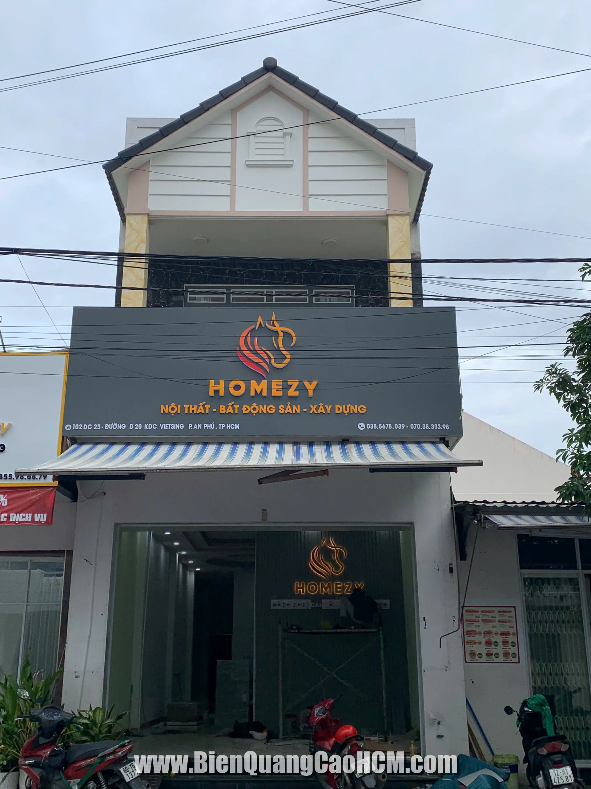 Thi công bảng hiệu alu chữ nổi công ty HOMEZY tại TP.HCM
