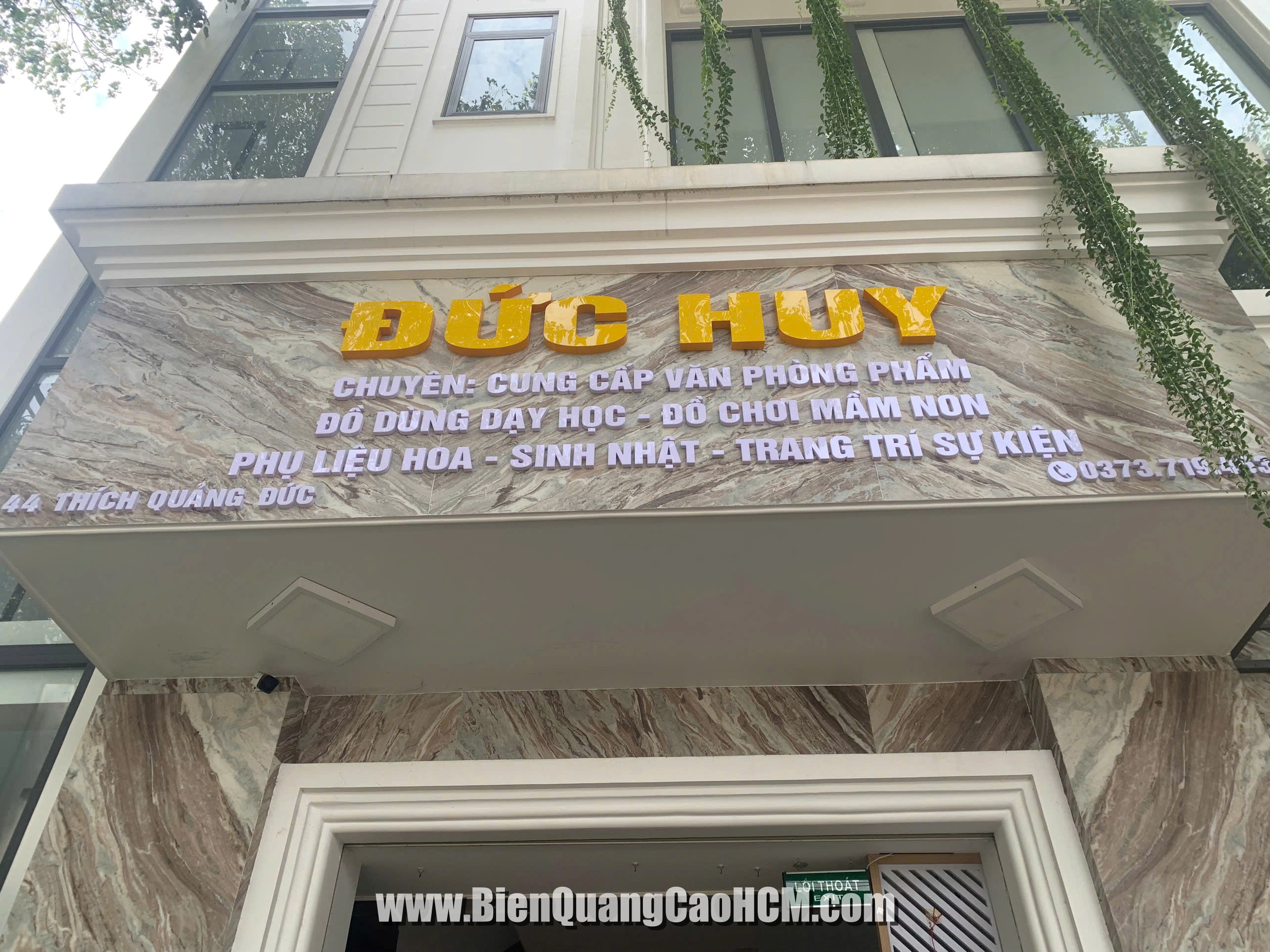 Thi công bảng hiệu chữ nổi mica của cửa hàng Đức Huy đẹp đơn giản tại TP.HCM