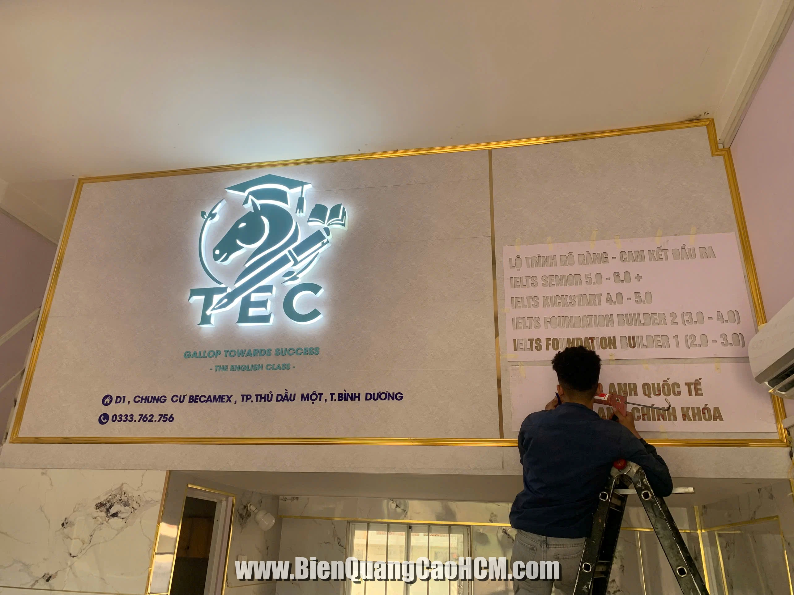 Làm bảng hiệu chữ nổi ánh sáng đẹp cho trung tâm ngoại ngữ HCM
