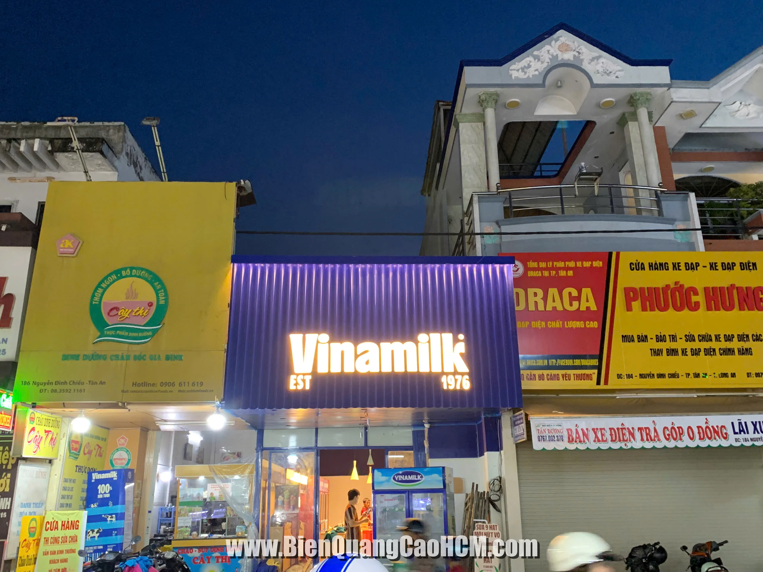 Mẫu bảng hiệu Vinamilk tại cửa hàng phân phối chính hãng Bình Dương