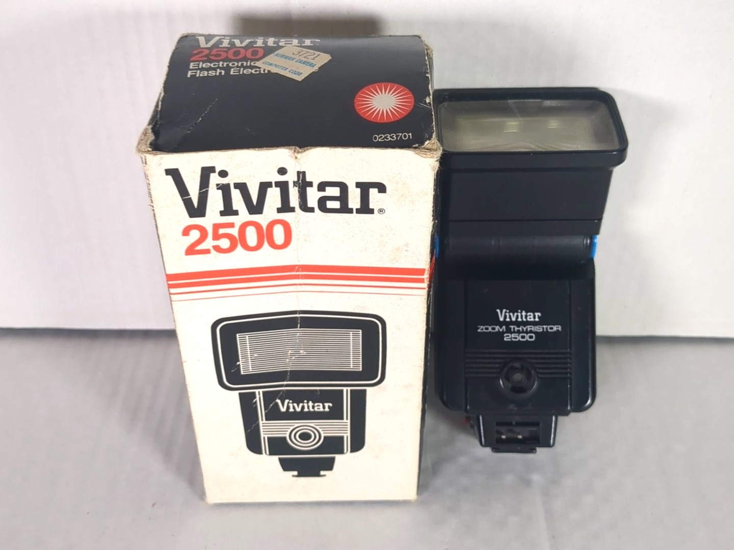 Vivitar 2500 Zoom Thyristor Electronic Flash with Original Box