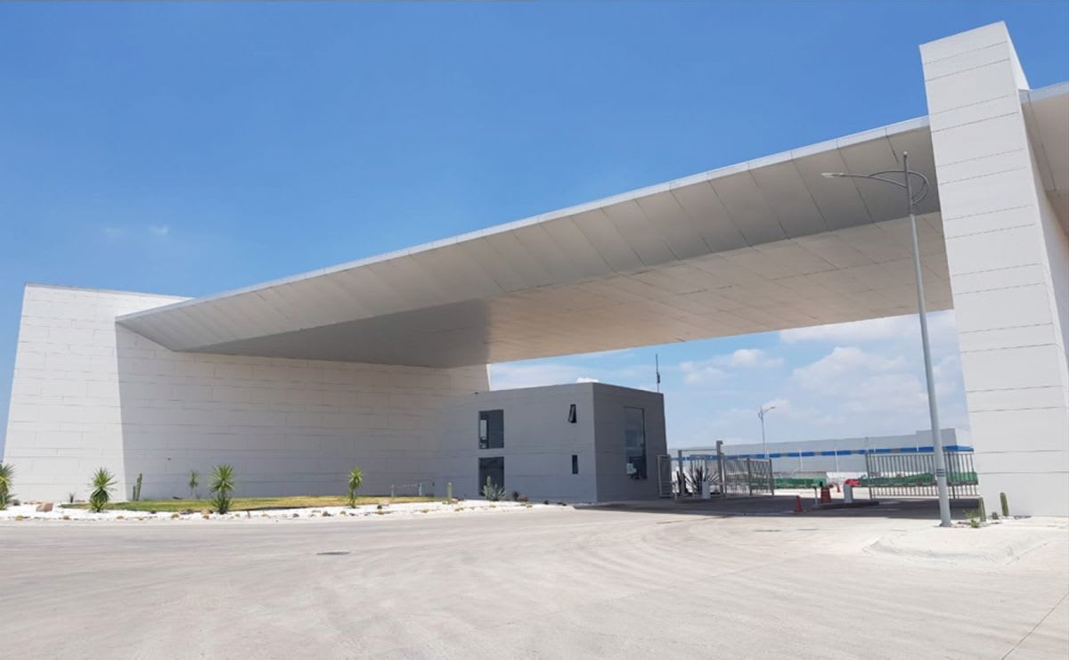 BODEGA EN RENTA O VENTA 2200 M STAND ALONE CERCA DEL AEROPUERTO QUERETARO
