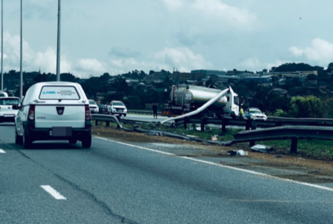 Photo:N1 South closed after tanker crash near Maraisburg – South African Daily