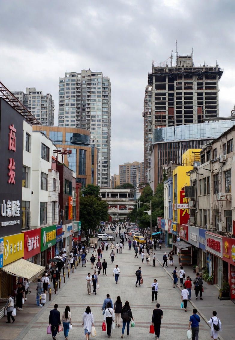 Kinijos nekilnojamojo turto krizė sulėtina mažmeninės prekybos augimą ir spaudžia namų ūkius