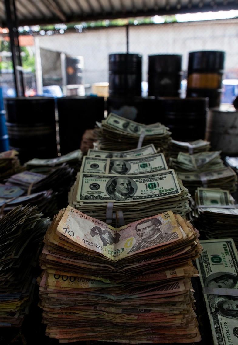 Venesuelos bolivaras silpsta sankcijų spaudime: infliacija viršija 150 % ir brangina importą