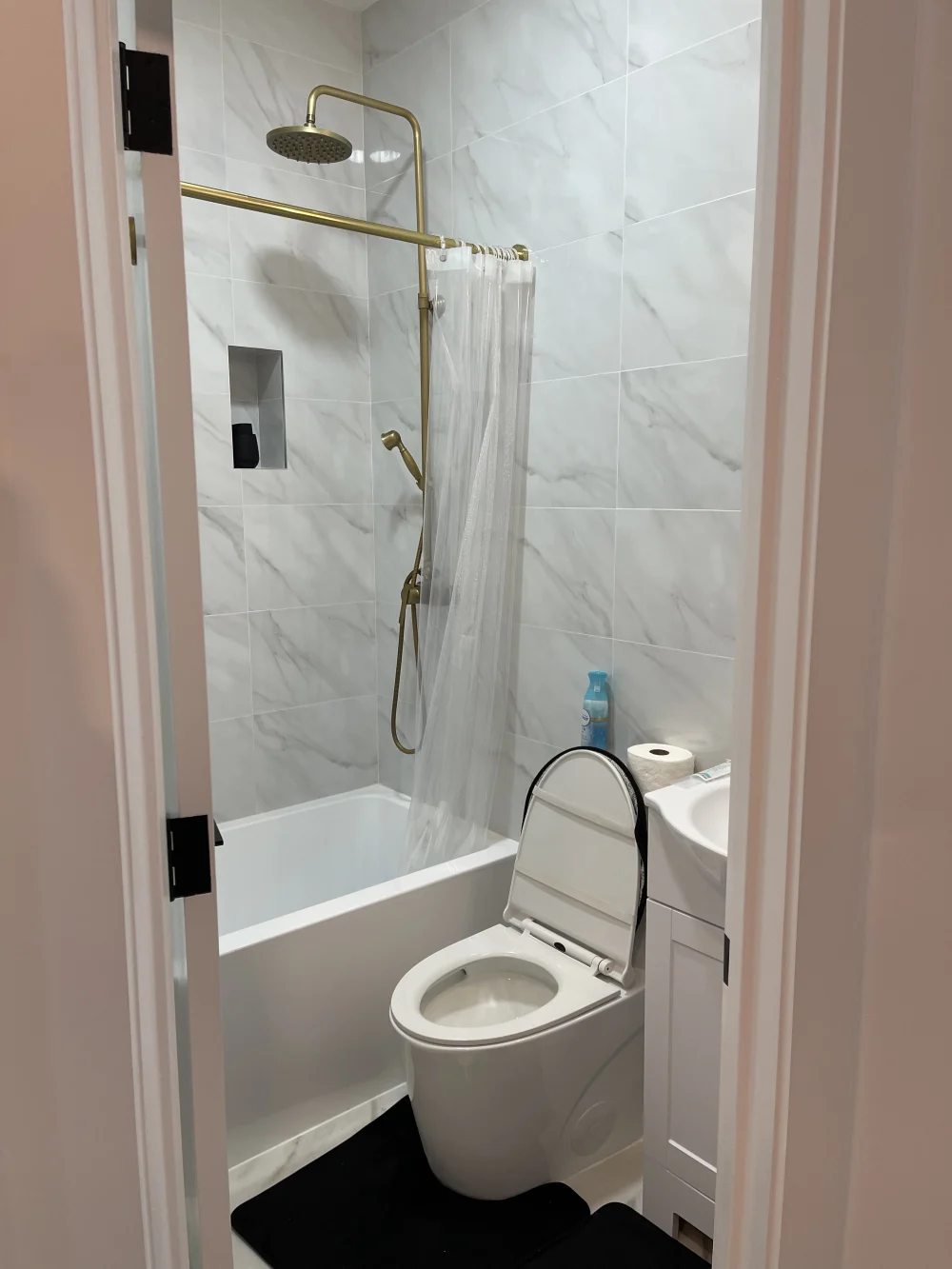 Modern bathroom with marble tiles.