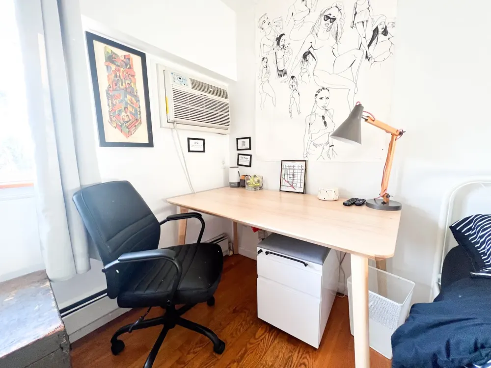 Bright, cozy room with desk.