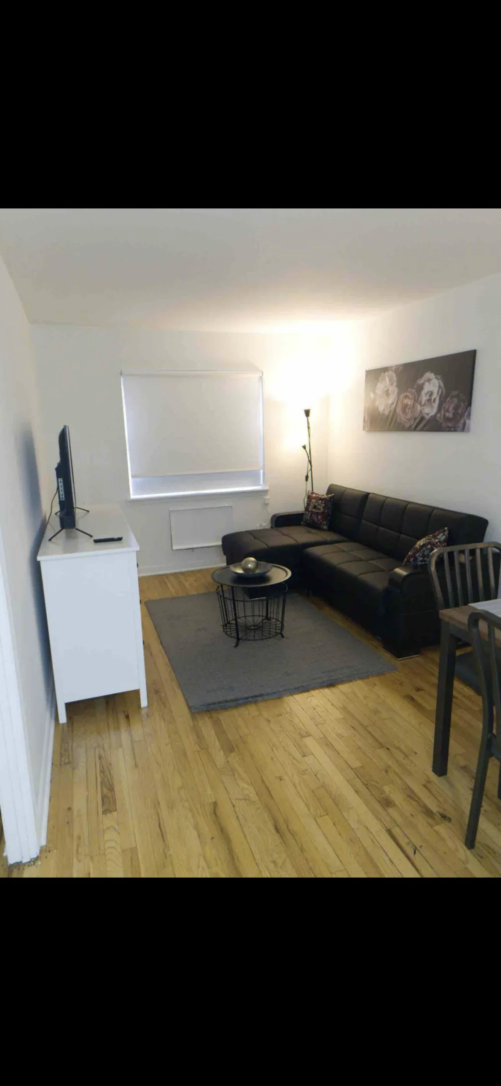 Cozy living room with furniture.