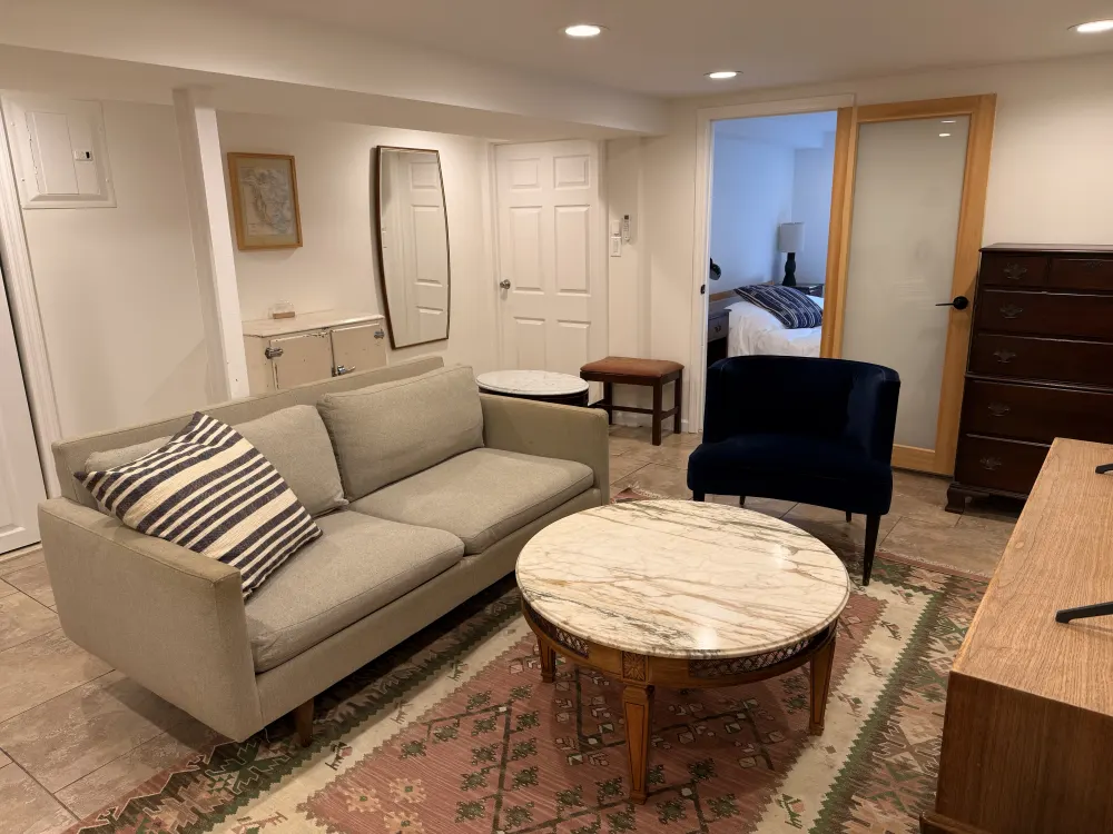 Cozy living room with furniture.