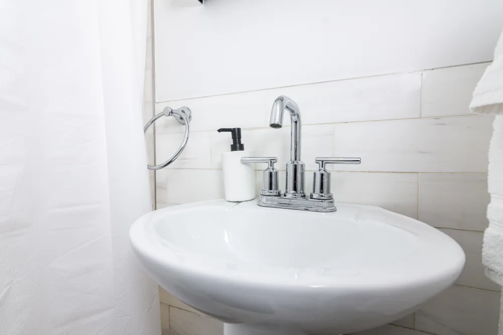 Modern bathroom with white fixtures.