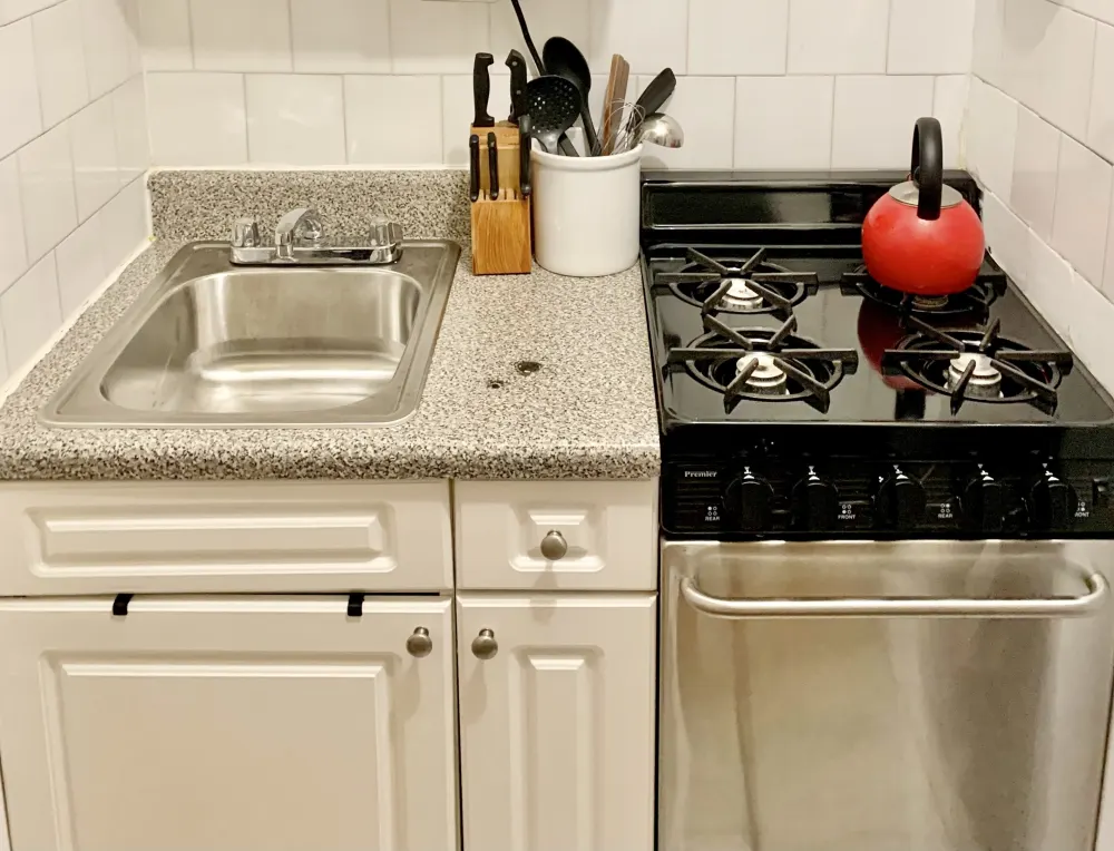 Cozy, compact kitchen with countertop.