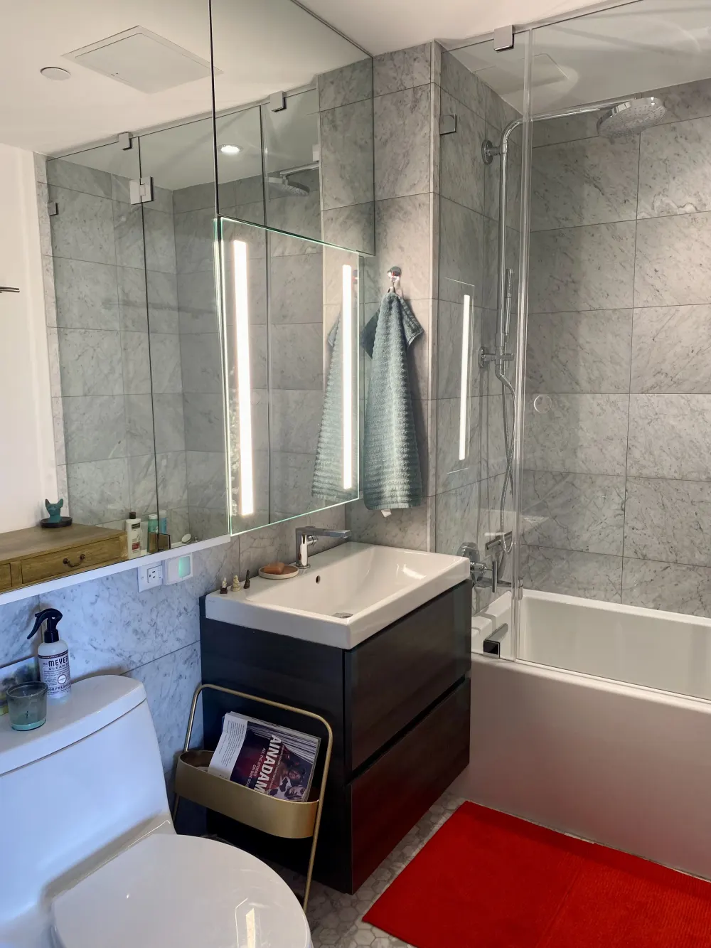 Modern bathroom with marble tiles.