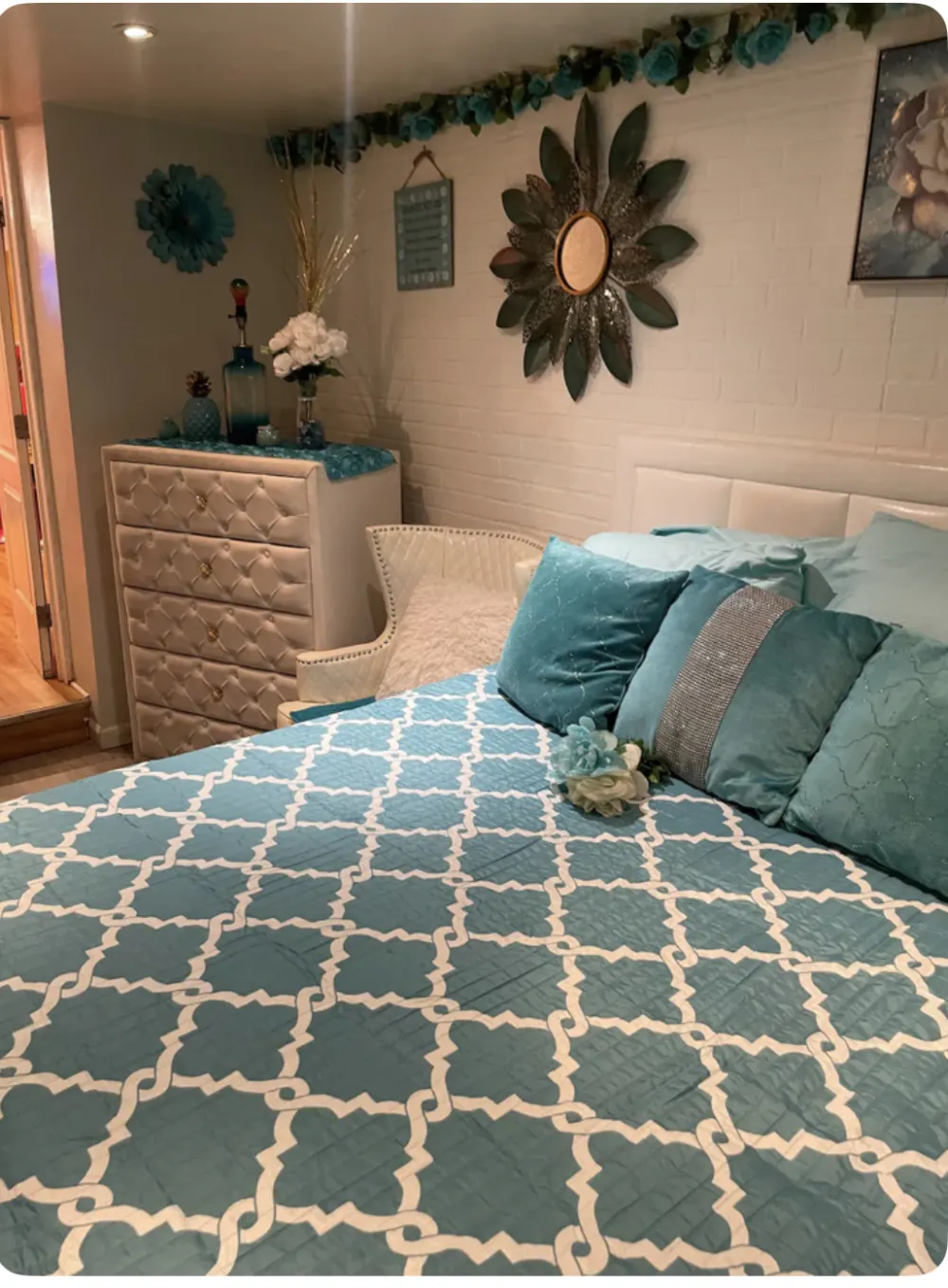 Turquoise-themed bedroom with floral accents.