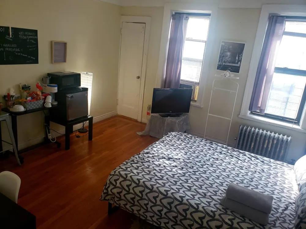 Cozy room with basic amenities.