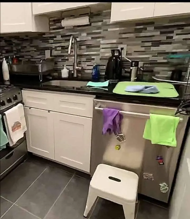Modern kitchen with tiled backsplash.