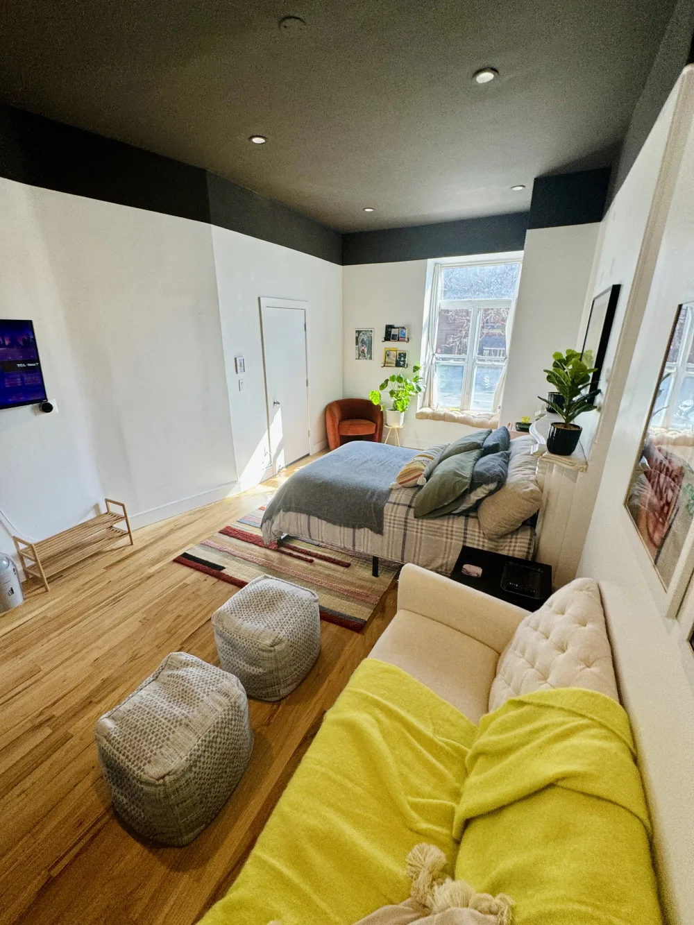 Cozy studio with modern furnishings.