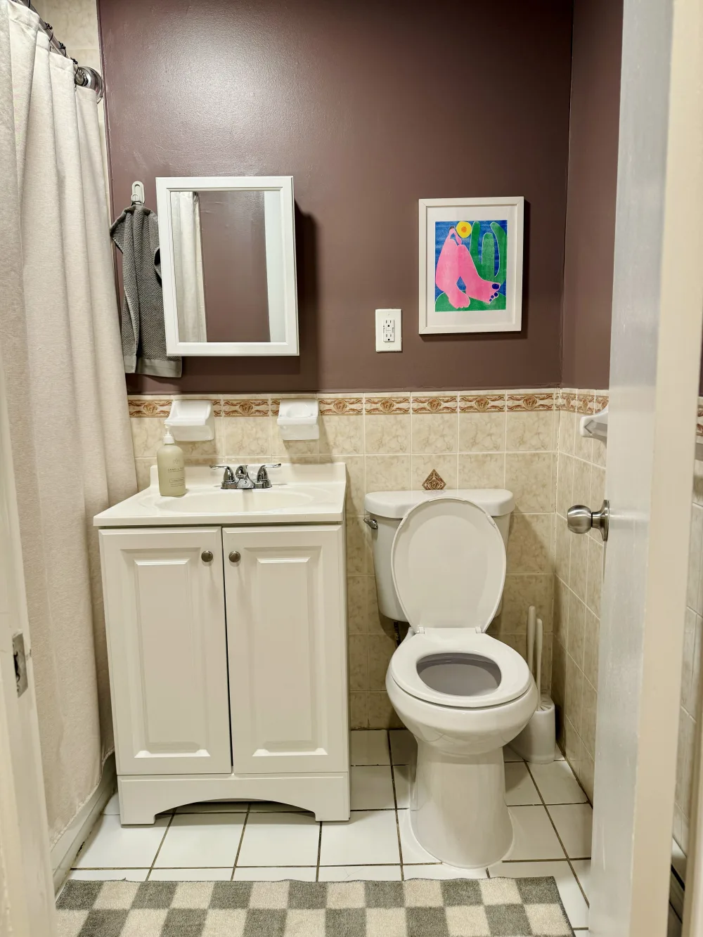 Compact bathroom with contemporary décor.