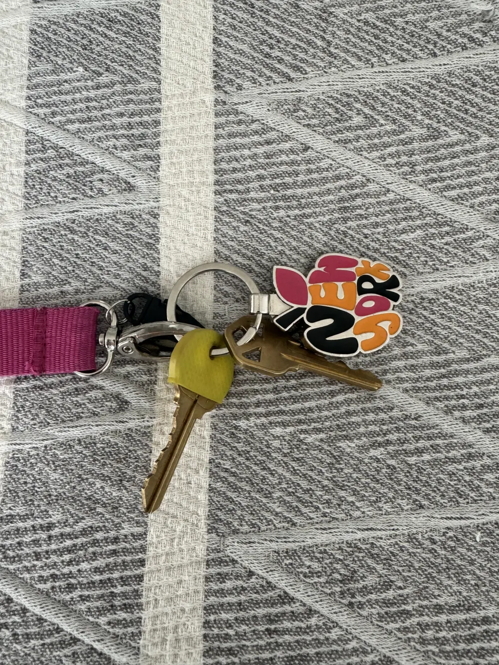 Keys with New York keychain.