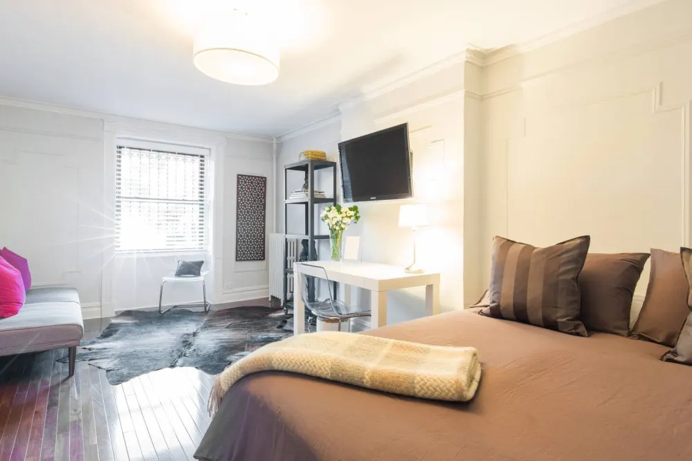 Bright, modern bedroom with desk.
