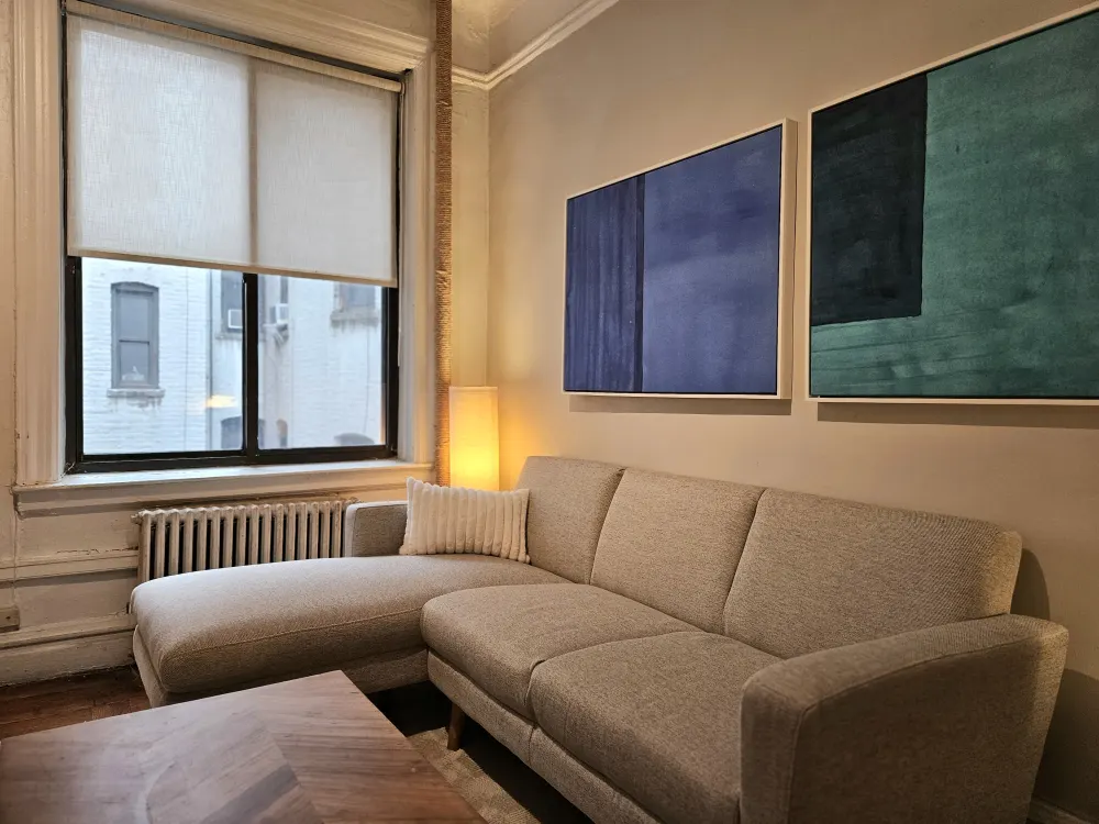 Modern cozy living room decor.