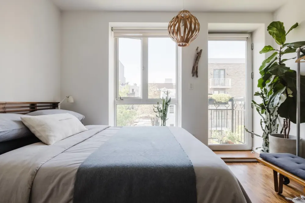 Bright modern bedroom with plants.