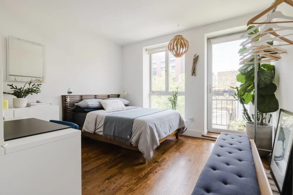 Bright, modern bedroom with plants.