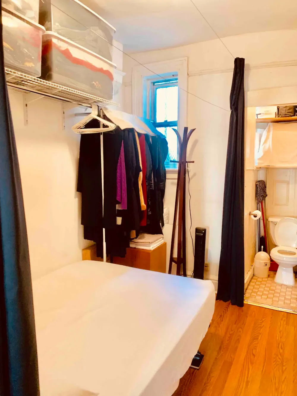 Small room with bed, closet