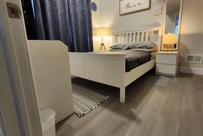 Cozy modern bedroom with lamps.