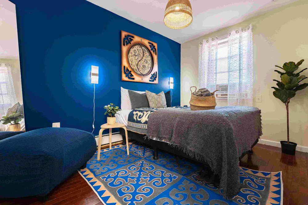 Cozy bedroom with blue décor.