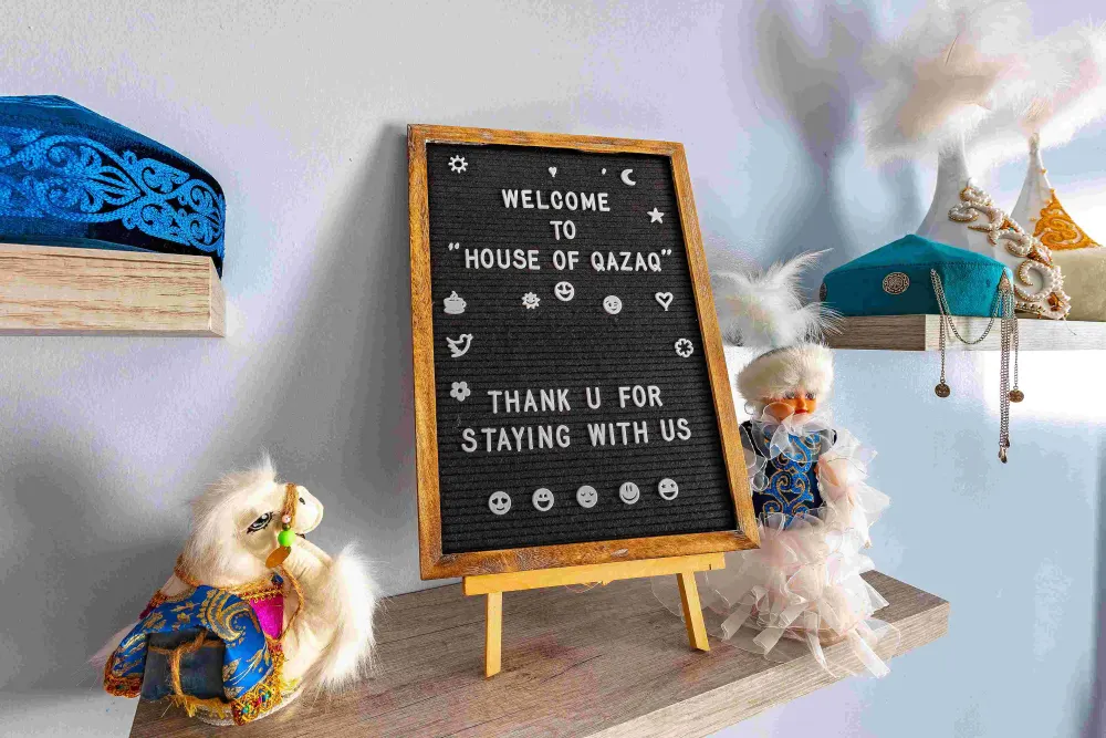 Welcome sign with decorative items.