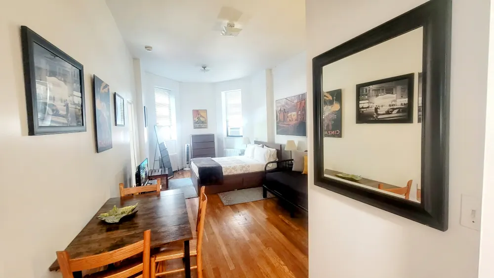 Cozy studio with bed and dining.