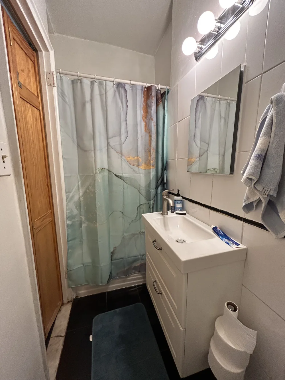 Cozy bathroom with modern fixtures.